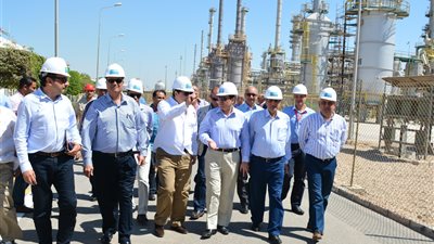 وزير البترول يتفقد مجمع غازات الصحراء الغربية