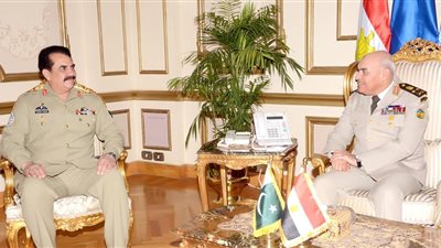 وزير الدفاع يلتقي رئيس أركان القوات البرية الباكستانية