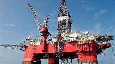 برنت يظل قرب 99 دولارا وسط حديث عن خفض إنتاج أوبك