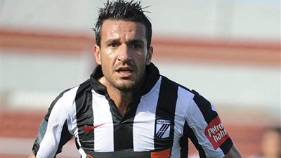 صور: علي معلول يوقع للأهلي لمدة ٤ سنوات