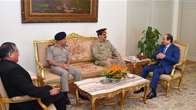 السيسي يستقبل رئيس هيئة أركان القوات البرية الباكستانية