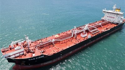 اليمن يصدر أول شحنة نفط بعد توقف أكثر من عام