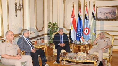 رئيس الوزراء ووزير الداخلية يقدمان واجب العزاء فى شهداء القوات المسلحة