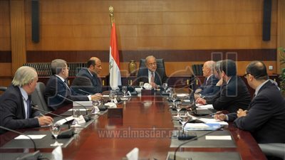 رئيس الوزراء يستعرض تحديث البيانات الخاصة ببطاقة الأسرة 