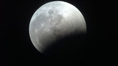 معهد الفلك المصري: هلال ذو الحجة يولد الأربعاء والغسق المسائي يمنع رؤيته