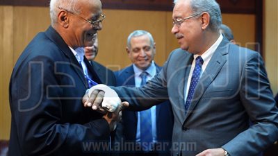 صور: رئيس الوزراء يكرم مدير جمارك العين السخنة بعد إصابته بطلق ناري