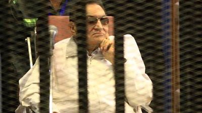 وصول مبارك وباقي المتهمين لحضور جلسة النطق بالحكم في قضية قتل متظاهري ثورة يناير