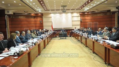 محلب يكلف بتشكيل لجنة لتلافي آثار الورش الصناعية بالكتل السكنية