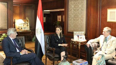 وزيرة التعاون الدولي تطالب بريطانيا بإزالة الألغام من الساحل الشمالي