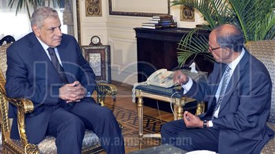 رئيس الوزراء يلتقي هاني عازر الخبير المصري العالمي