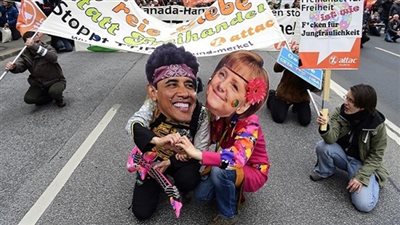 آلاف المتظاهرين الألمان يطالبون 