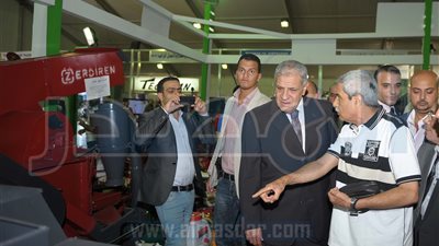 بالصور: محلب يتفقد معرض 