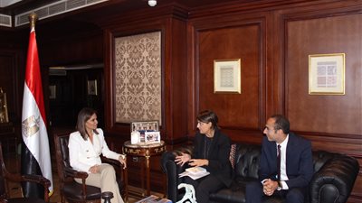 سحر نصر تبحث مع 