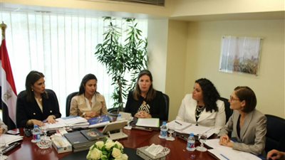 سحر نصر تبحث مع 