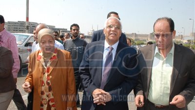 بالصور: محافظ القاهرة يطلق إشارة البدء في إزالة الصخورالمعلقة بهضبة المقطم