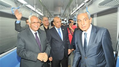 وزيري الصناعة والنقل داخل عربات المترو الجديد - صورة