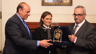  كلية طب جامعة القاهرة تكرم وزيرة التعاون الدولي