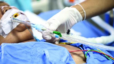 دهس مصري بالأردن: محتجز بالعناية المركزة منذ 5 أيام.. السفير اكتفى بزيارته