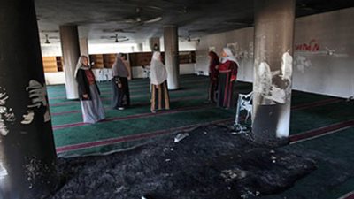 مسؤولون: إحراق مسجد في الضفة الغربية