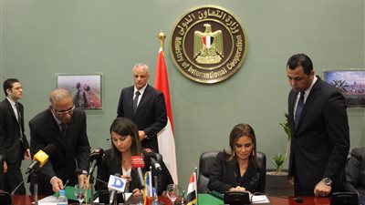 سحر نصر توقع مع 