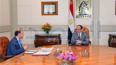 السيسي يبحث مع مميش سير العمل في هيئة قناة السويس