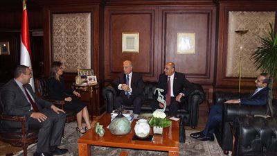 سحر نصر تبحث مع محافظ جنوب سيناء الإسراع في تنفيذ المشروعات