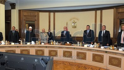 صور: مجلس الوزراء يقف دقيقة حدادًا على روح 
