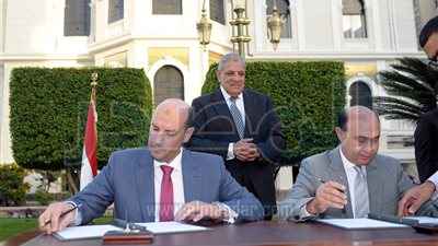 بالصور :مراسم توقيع عقود التكريك بين قناة السويس و 6 شركات عالمية 