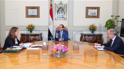 السيسي يوجه بتصميم برنامج للتنمية للأُسر المغادرة للعشوائيات 