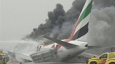 بالفيديو: لحظة احتراق طائرة إماراتية في مطار دبي