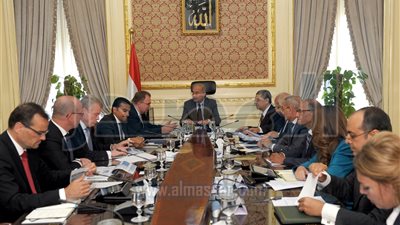 رئيس الوزراء يستعرض مع 
