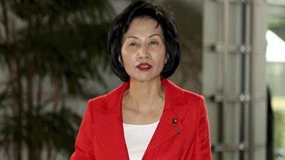 وزيرة العدل اليابانية تستقيل لاتهامها بتقديم “مراوح ورقية” للناخبين