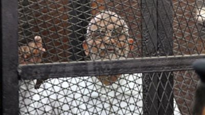 وصول هيئة محاكمة بديع و50 قيادي إخواني لطره لنظر جلسة “غرفة عمليات رابعة”