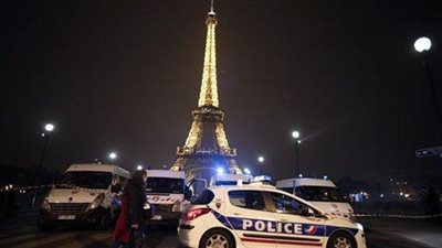 السلطات الفرنسية تخلي برج إيفل بسبب طرد مشبوه