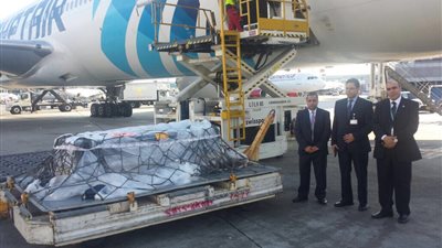 صور.. وصول جثمان أحمد زويل إلى مطار القاهرة