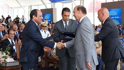 فيديو.. السيسي يُحيي عددا من رموز  قناة السويس