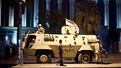 إصابة 10 مجندين وضابط في انقلاب مدرعة بطريق الصاعدة بـ