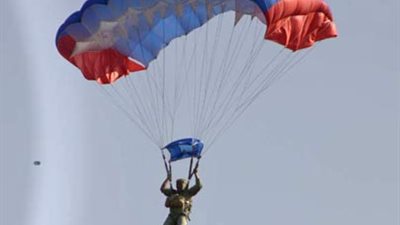 بالفيديو.. شاب يقفر علي طريقه 