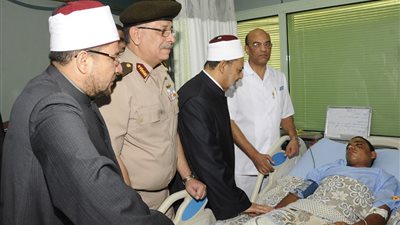 بالصور.. شيخ الأزهر ووزير الأوقاف يزورا مصابى تفجير 