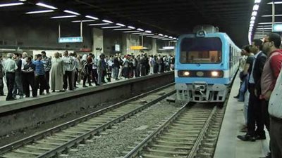 شاب يلقي بنفسه أمام المترو بمحطة أنور السادات
