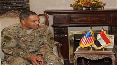 قائد القوات البرية الأمريكية يصل القاهرة