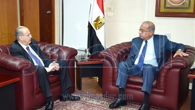 شريف إسماعيل يبحث مع وزير خارجية قبرص التعاون في مجال الطاقة