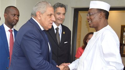 محلب يسلم رئيس تشاد رسالة من السيسي في حفل تنصيبه الخامس