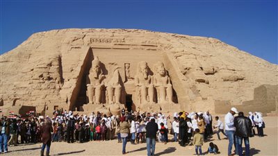 700 سائح من مختلف الجنسيات زاروا معبد أبو سمبل الخميس