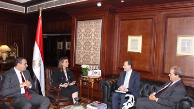 سحر نصر تناقش مع 