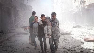 مقتل 6 أشخاص وإصابة العشرات في قصف جوي بحلب