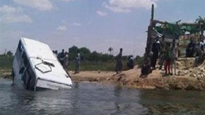 مصرع شخصان اثر سقوط ميكروباص في ترعة 