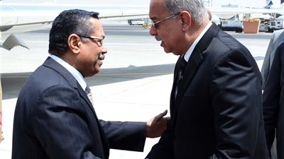 رئيس الوزراء يستقبل نظيره اليمني بمطار القاهرة