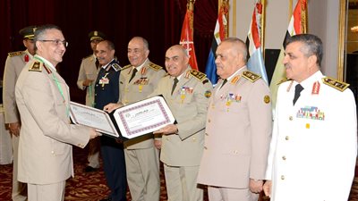 صور: وزير الدفاع يكرم القادة المنتهية خدمتهم بالقوات المسلحة