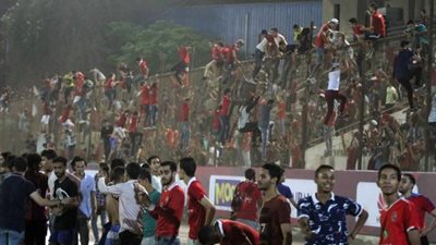 جماهير الأهلي تقتحم تدريبات الفريق وتشتبك مع حسام غالي 